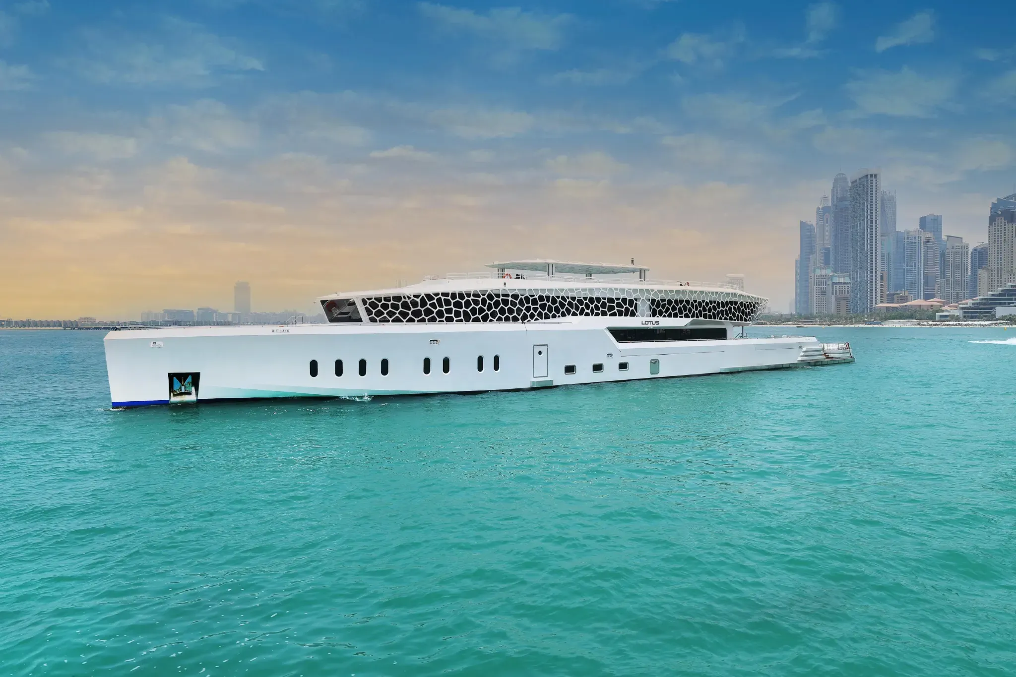 نمایی از کشتی لوکس لوتوس (Lotus Mega Yacht) 