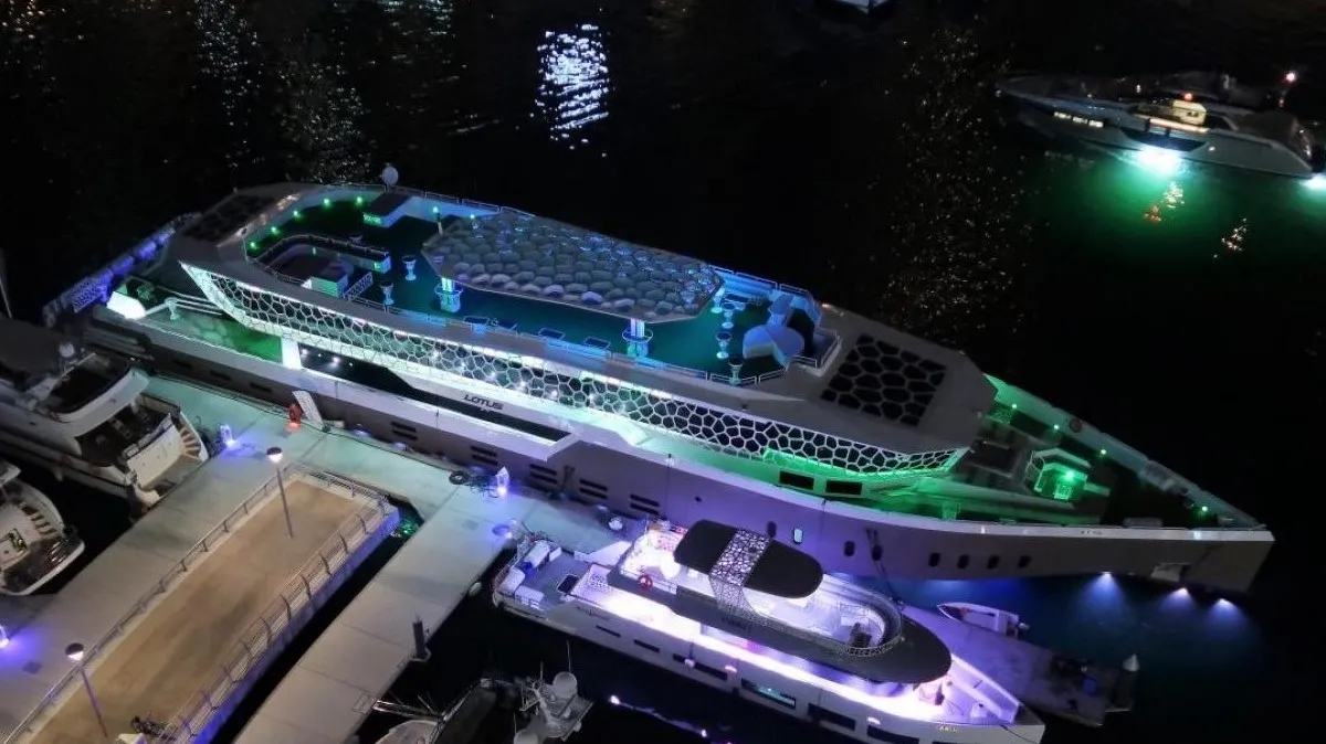 نمای شبانه از کشتی لوتوس (Lotus Mega Yacht)